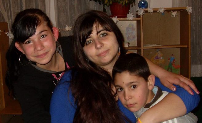 Родна учителка сама отглежда и възпитава 9 бедни деца