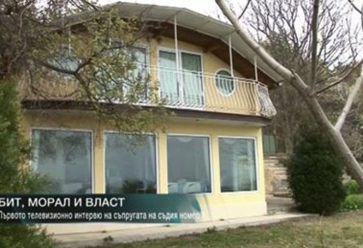 Лозан Панов се уредил с китна вила на метри от морето за 26 000 лева