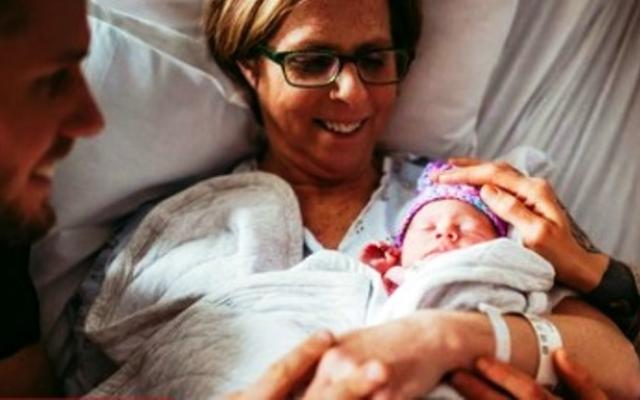 61-годишна жена роди собствената си внучка! Ето как се случи всичко!