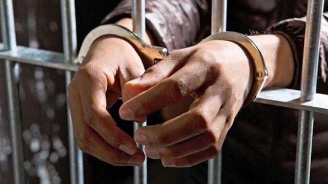 Пиян нахлу в районно, „уволнявал“ полицаите наред