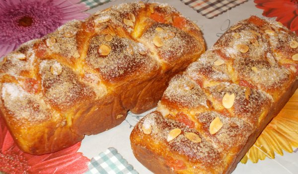 Богати козунаци с локум и сушени кайсии