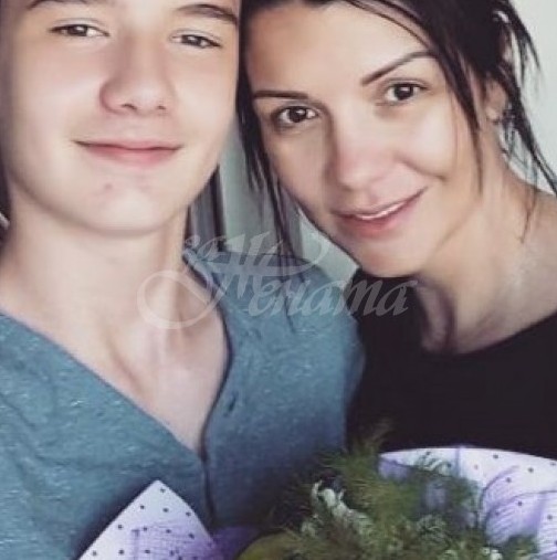Синът на Кали в греховни снимки с нейна колежка