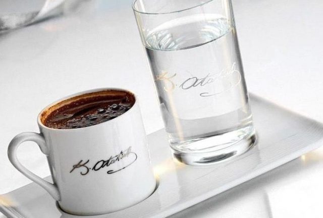 Ето защо винаги е добре да се сервира вода с кафето!