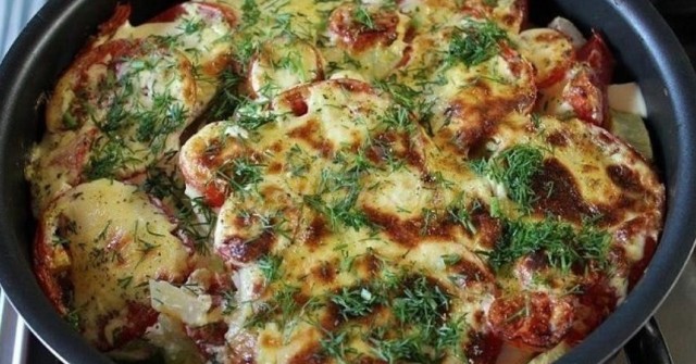 2 тиквички, 3 домата, 3 картофа – първо редиш, после заливаш. Става чудна вкусотия за 20 минути: