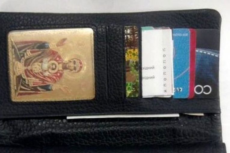 Защо не трябва да държите икона в портфейла си