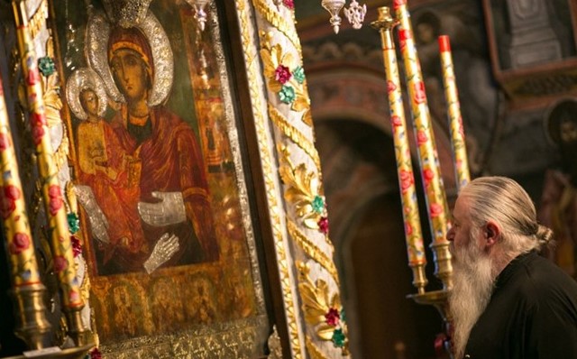 Жена се изцери от смъртоносна болест след молитви пред чудодейната икона на Богородица Троеручица в Троянския манастир преди броени дни