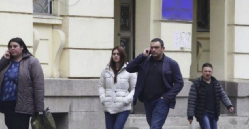 Юксел Кадриев с нова любовница, целува се като ученик с тайнствена красавица пред сградата на Би Ти Ви