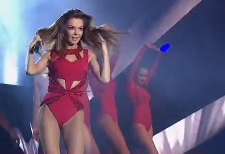 Галена навири големите си бомби в увеселителен парк пред малки деца! снимки