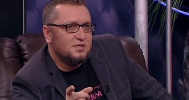 Карбовски изригна: Сипи си една ракия! Какво ти пука, че дъщеря ти си мечтае за фалшиви ц*ци и нокти! Карбовски изригна: Сипи си една ракия! Какво ти пука, че дъщеря ти си мечтае за фалшиви ц*ци и нокти!