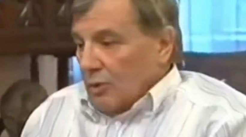 Къщата на Батето тъне в разруха (снимки)