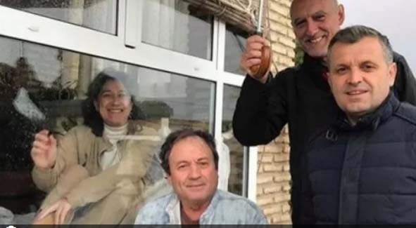 Жена живее от 13 години в стъклена камера и общува с роднините си само два пъти годишно