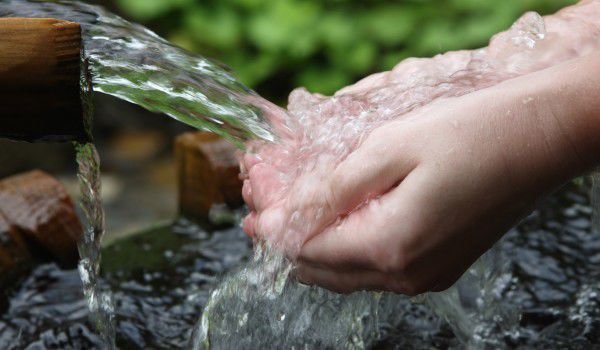 Урочасването се лекува с вода