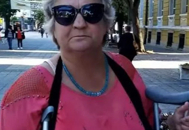 Лъжепросякинята-милионер Пенка с нова изцепка на пъпа на Бургас ВИДЕО