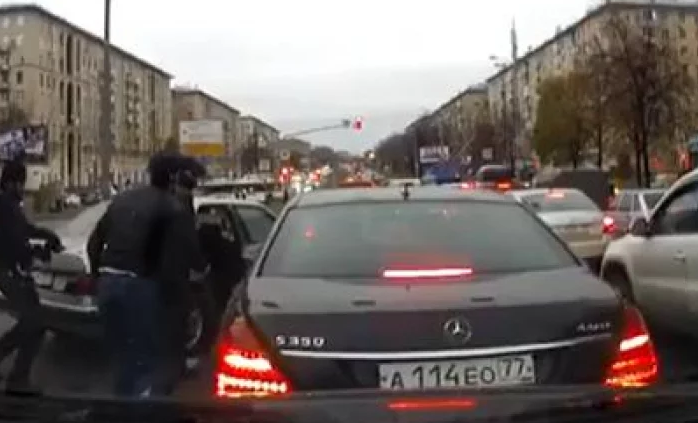 Вижте как обраха баровец с S-Klаssе посред бял ден