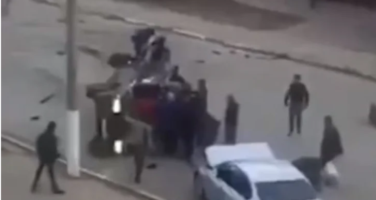 Линч на пътя: Разярена тълпа се разправи с шофьор на BMW след ПТП ВИДЕО