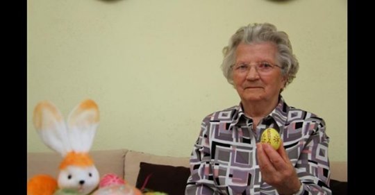 Баба на 85 г. яде 2 суп. лъжици от тази смес всеки ден: Тя никога не е имала наднормено тегло, високо кръвно и холестерол! (РЕЦЕПТА)