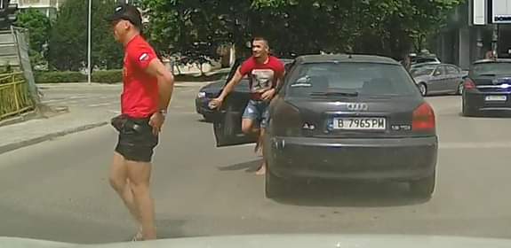Момченца се правят на батки (видео)