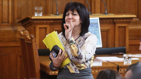 Обрат! Цвета Караянчева преглътна „проста кърджалийска п…“ и защити Борисов