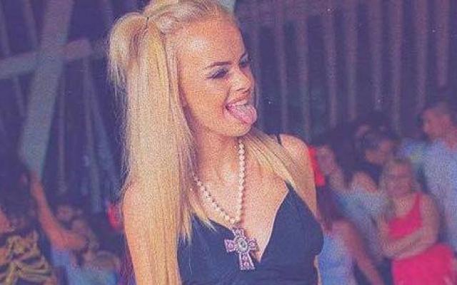 Сузанита едва дочака да отворят Плаза и се развихри! Свали си гащите пред всички! ВИДЕО