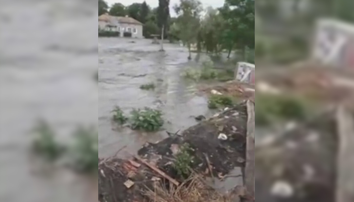 Двуметрова вълна заля варненско село
