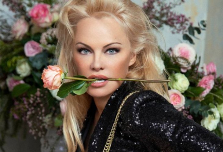 На 52 години Памела Андерсън се съблече гола