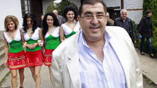 Потрес! Митьо си показва пищова на ученички СНИМКИ 18 Потрес! Митьо си показва пищова на ученички СНИМКИ 18