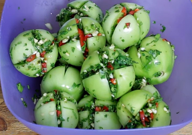 Мариновани зелени домати с чесън. Опитайте тази рецепта!