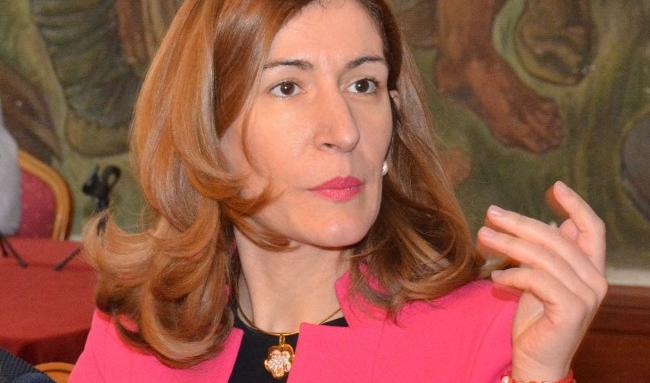 Ангелкова има 8 лв. за кафе на плажа и не й пука, че останалите нямат!