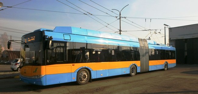 ЕКШЪН в тролей №9: Шофьор раздава ритници и обижда пътници