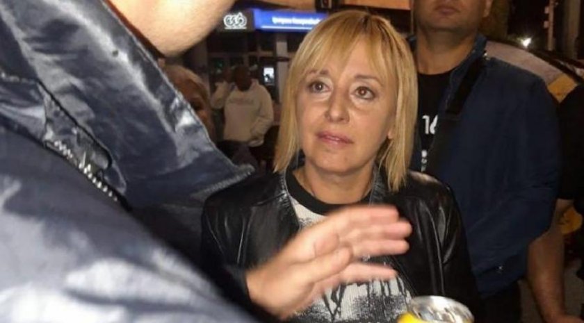 Изгониха Мая Манолова от протеста, но не от недоволни граждани, а от