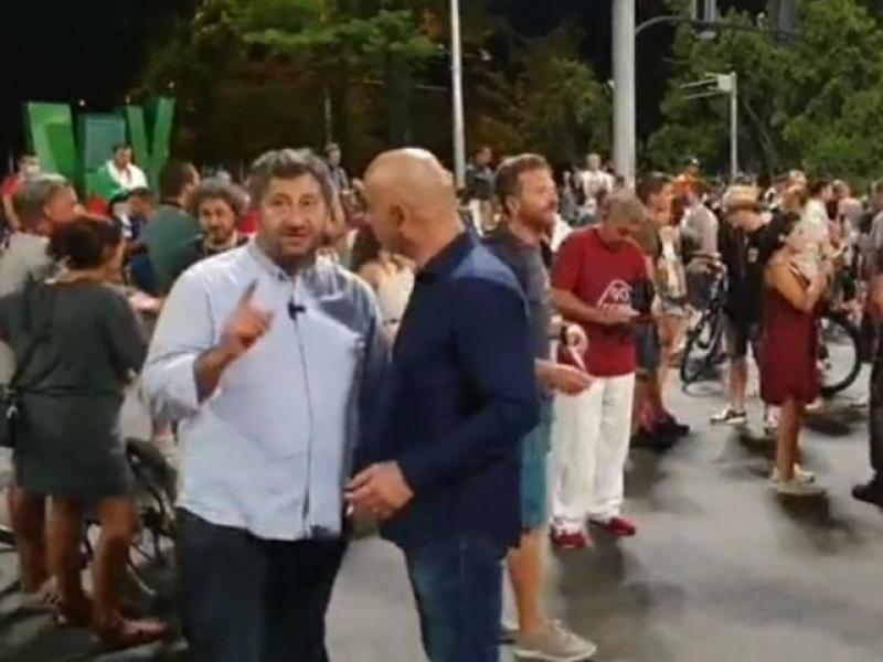 Скандално ВИДЕО от протеста: Христо Иванов уговаря със СИК да е премиер на „Орлов мост“. „Обадил се е на Маджо“