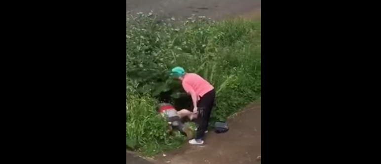Възмутена лелка преби палава двойка, докато прави любов (ВИДЕО)