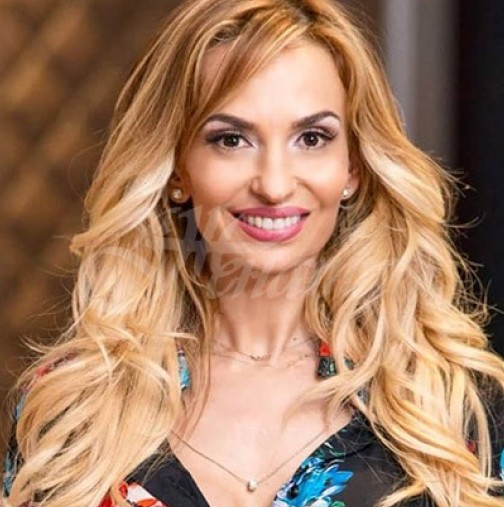 Малина на 53 години по бански на плажа събра всички погледи- уникално тяло показа (снимки)
