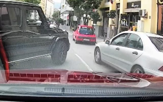 Агресия на пътя! Тузарски джип „Мерцедес“ блъсна кола в столицата – нарочно! Направила му забележка!