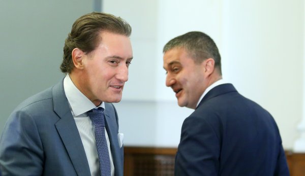 Българите вече са длъжни да гледат Нова телевизия”