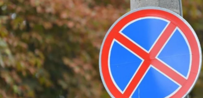 На мъж му писна да паркират други коли пред дома му и си отмъсти жестоко СНИМКИ