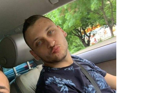 Бутащият палатки  Георги Флоров не крие, че харесва мъже и симпатизира на ГЕРБ