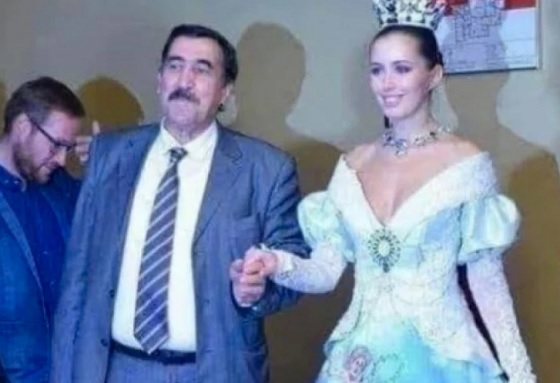 Тази булка надмина всички със своята сватбена рокля: „Така се обича президент“ СНИМКИ