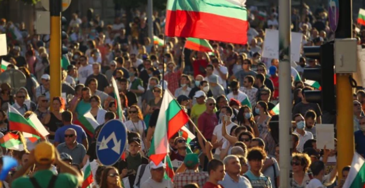 Жена видя мъж на протеста и се влюби в него, издирва го по СНИМКА във Фейсбук