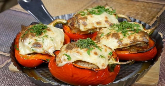 Цигански печени чушки- е няма такава вкусотия, преяждаш, тежко ти е и пак не можеш да спреш, докато не ометеш тавата