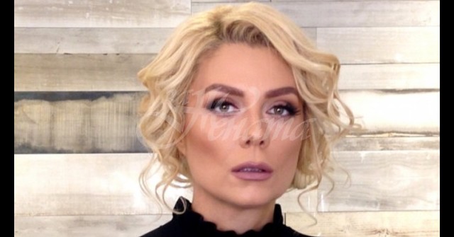 Венета Райкова събра погледите с изрязан бански на плажа – направо скри шапката на конкуренцията (Снимки):