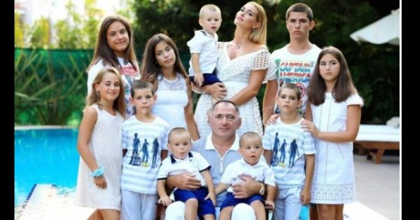 След като ражда 6 сина и 4 дъщери, тя все още изглежда като топ-модел! Ето тайната на невероятната супер-мама (Снимки):