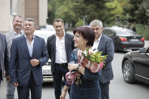 Караянчева: Протестирате срещу „Лошия Бойко“, но ползвате метрото! Ходете пеша, бе!