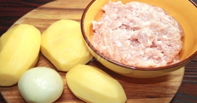 Когато бързам, взимам кайма, картофи, лук и готвя вкусна вечеря! Видео рецепта
