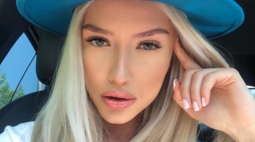 Тита показа огромните си бомби, за да изпрати лятото на плажа!