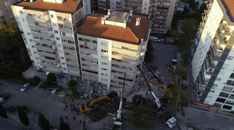 Три крана държат 11-етажна сграда, за да не падне върху затиснатите в мазето хора