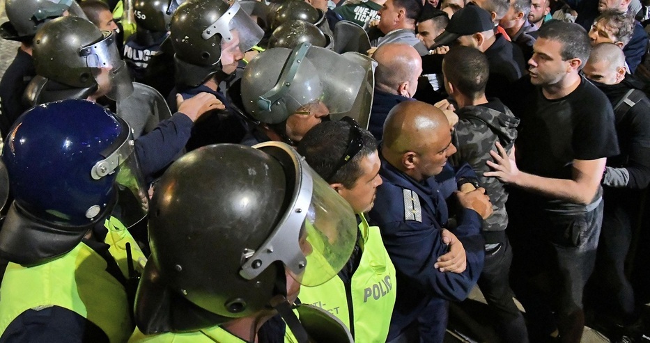 Полицаите също излизат на протест, не са доволни от заплатите си