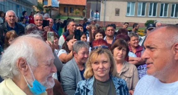 Какво може да си купи един пенсионер с 50-те лева от Бойко Борисов? „ДОБРЕ Е!“