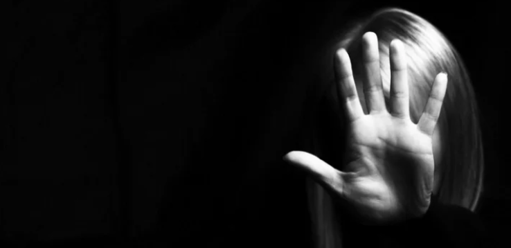 Докато родителите планират бъдещето ѝ, тя подготвя тяхното убийство