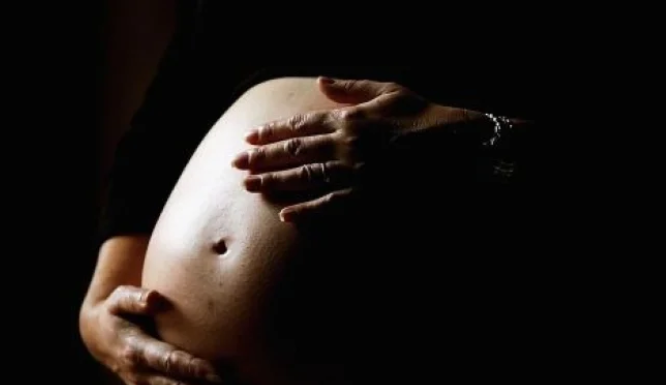 Отрязаха ръцете и краката на жена часове след като роди заради…